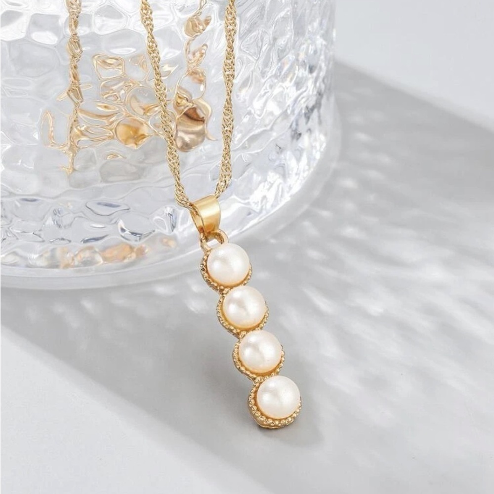 Dainty Gold Pearl Pendant Necklace